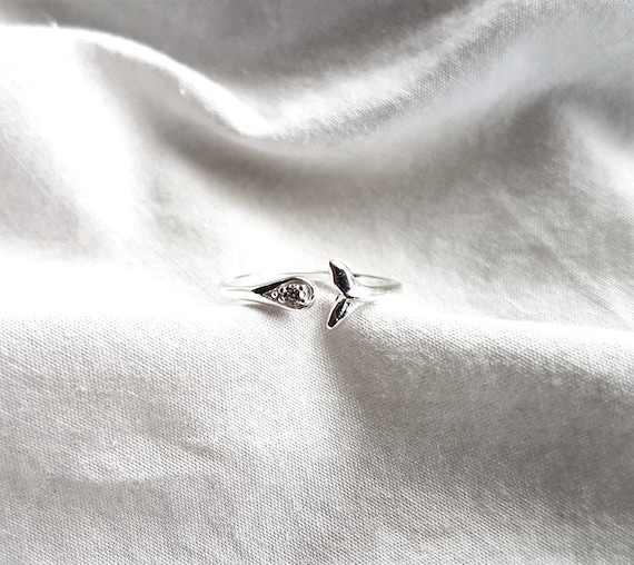 Ring with whale fin and small stone, 925 sterling silver, adjustable, whale fin ring, surf jewelry woman, gift for her, charity shop