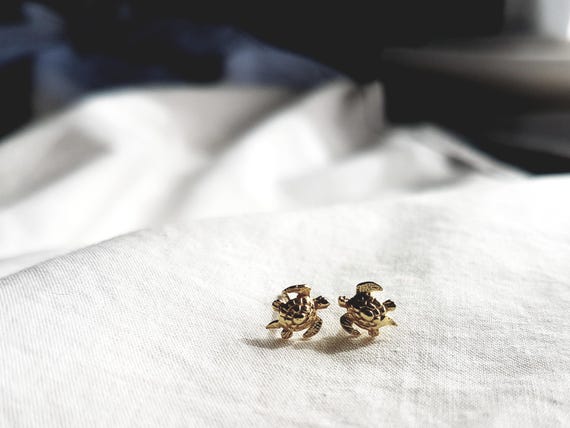 Turtle stud earring made of 925 Sterling Silver, 18k gold plated, birthday gift for woman, small stud earrings, gift for her, charity shop