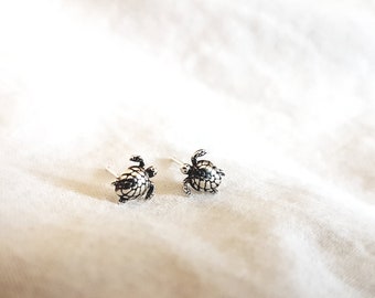 Petites boucles d'oreilles clous avec tortue, boucles d'oreilles argent 925, cadeau anniversaire femme, boucles d'oreilles clous femme, cadeau pour elle, bijoux de mer, boutique caritative