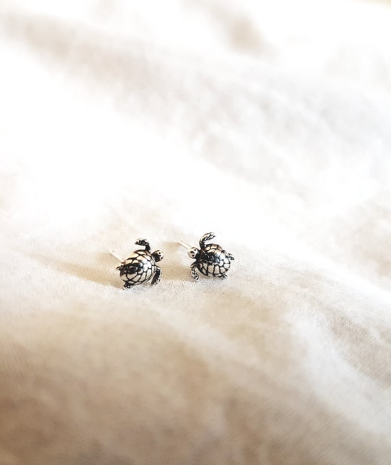 Small stud earrings with turtle, 925 silver earrings, birthday gift woman, women's stud earrings, gift for her, sea jewelry, charity shop