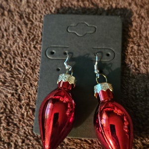 Boucles d'oreilles brillantes en forme d'ampoules de Noël