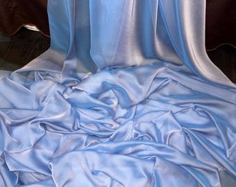 Tela para vestido de gasa catiónica bicolor azul cielo de 1 metro y 58 pulgadas de ancho.