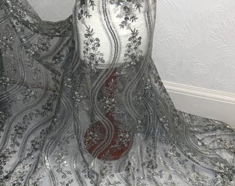 Tecido de noiva com lantejoulas bordadas em prata cinza 58” de largura