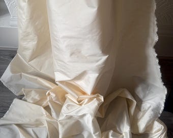1 m de tecido tafetá creme para noivas, com 58 polegadas de largura.