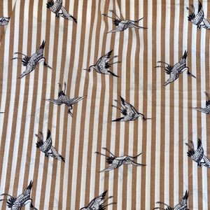 Tessuto per abito in crêpe color oro beige con stampa di uccelli a strisce da 1 m, largo 58 pollici