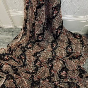 Tela de vestido de gasa con estampado multicolor rojo de 1m de 58" de ancho