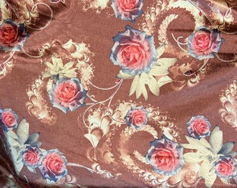 Könnte beinhalten: Brauner Stoff mit einem Blumenmuster aus roten und blauen Rosen. Die Rosen sind von beigen und goldfarbenen Blättern und Wirbeln umgeben. Der Stoff hat einen satinartigen Glanz.