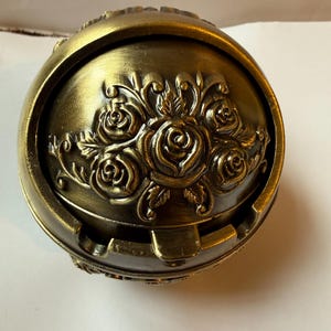 Graverat blommigt askfat i vintagestil