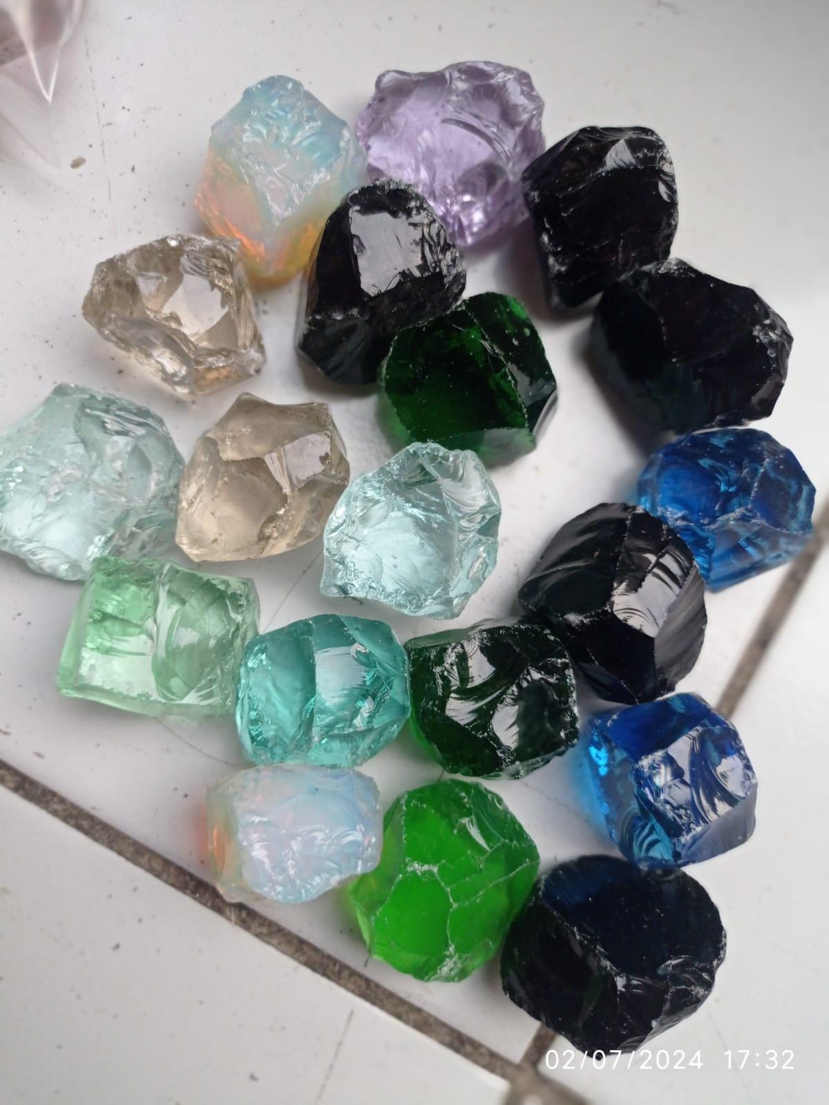1セットのみ 希少 アンダラクリスタル 1皿分 ミックス 小さなミックスカラーのアンダラクリスタル 1 セット P19 - Etsy 日本