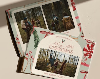 Puede incluir: Juego de tarjetas de Navidad con fotos familiares en un entorno forestal. Las tarjetas tienen un fondo azul claro con detalles en acuarela roja y verde, incluyendo lazos y acebo. El texto "Merry Little Christmas" se muestra en la parte delantera, junto con "The Smith Family".