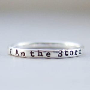 Anillo delgado de plata de ley con el mantra del guerrero: regalo de joyería inspirador
