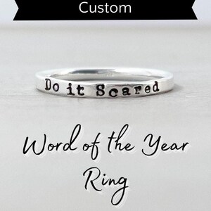 Anillo personalizado de plata esterlina Una palabra del año Regalo de atención plena para el mejor amigo