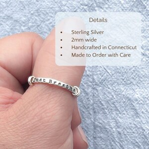 Pu&ograve; includere: Un anello in argento sterling con la scritta "Just Breathe". L'anello &egrave; largo 2 mm ed &egrave; fatto a mano nel Connecticut.