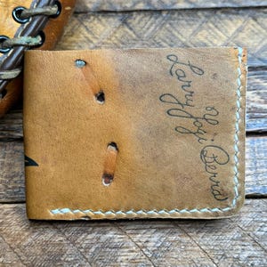 Cartera plegable de cuero con forma de guante de béisbol de Yogi Berra - Cartera minimalista recuperada con forma de guante de béisbol - Yankees de Nueva York - Regalos para él