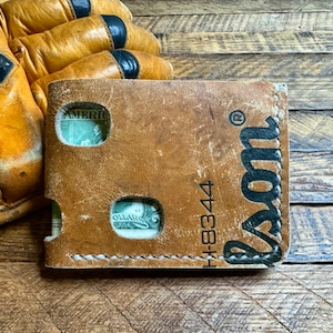 Billetera plegable de cuero con bloqueador de portero de hockey Wilson vintage - Regalos para él - Billetera plegable - Billetera de hockey - Protectores de portero - Guante de hockey