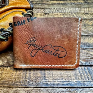 Billetera plegable de cuero con forma de guante de béisbol de Gary Carter - Billetera minimalista recuperada con forma de guante de béisbol - New York Mets Montreal Expos - Regalos para él