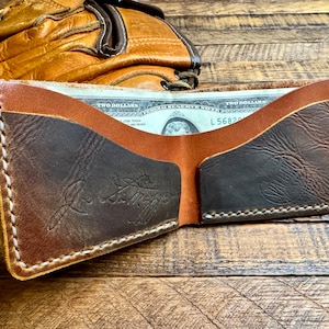 Cartera plegable de cuero con forma de guante de béisbol de Joe DiMaggio - Cartera minimalista recuperada con forma de guante de béisbol - Yankees de Nueva York - Regalos para él