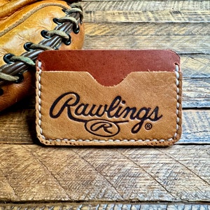 Cartera minimalista de cuero con forma de guante de béisbol y logotipo de Rawlings - Regalos para él - Estuche para tarjetas - MLB - Rawlings - Tarjetero - Cuero Horween