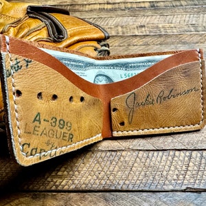 Cartera plegable de cuero con forma de guante de béisbol de Jackie Robinson - Cartera minimalista recuperada con forma de guante de béisbol - Brooklyn Dodgers - Regalos para él