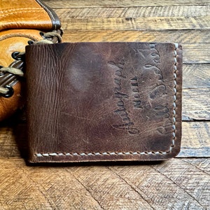 Billetera plegable de cuero con forma de guante de béisbol de Bill Dickey - Billetera de cuero vintage de los Yankees - Regalo único para él o para ella
