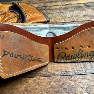 Billetera plegable de cuero con forma de guante de béisbol de David Justice - Billetera minimalista recuperada con forma de guante de béisbol - Bravos de Atlanta - Yankees - Regalos para él