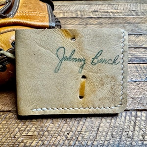 Cartera plegable de cuero con forma de guante de béisbol de Johnny Bench - Cartera minimalista recuperada con forma de guante de béisbol - Cincinnati Reds - Receptor - Regalos para él