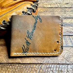 Billetera plegable de cuero con forma de guante de béisbol de Keith Hernandez - Billetera minimalista recuperada con forma de guante de béisbol - New York Mets - Regalos para él