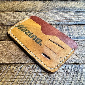 Cartera minimalista de cuero con forma de guante de béisbol y logotipo de Mizuno - Regalos para él - Estuche para tarjetas - MLB - Mizuno - Tarjetero - Cuero Horween