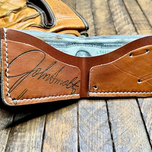 Cartera plegable de cuero con forma de guante de béisbol de John Smoltz - Cartera minimalista recuperada con forma de guante de béisbol - Bravos de Atlanta - Regalos para él