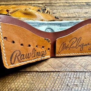 Cartera plegable de cuero con forma de guante de béisbol de Alex Rodríguez. Hecha a mano con un guante antiguo. Rangers y Yankees. Regalo único.
