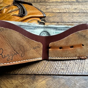 Cartera plegable de cuero con forma de guante de béisbol de Reggie Jackson - Cartera minimalista recuperada con forma de guante de béisbol - Oakland A's Yankees - Regalos para él