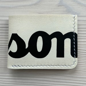 Wilson Tennis Racket Cover Bifold Wallet - Blanco y Negro - Cartera de tenis minimalista recuperada - Wilson Tennis Glove Wallet - Regalos para él