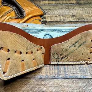 Cartera plegable de cuero con forma de guante de béisbol de Joe DiMaggio - Cartera minimalista recuperada con forma de guante de béisbol - Yankees de Nueva York - Regalos para él