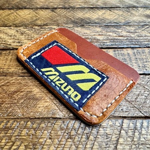 Cartera minimalista de cuero con forma de guante de béisbol y logotipo de Mizuno - Regalos para él - Estuche para tarjetas - MLB - Mizuno - Tarjetero - Cuero Horween