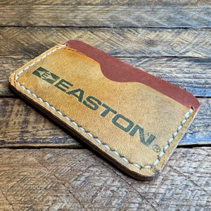 Cartera minimalista de cuero con forma de guante de béisbol y logotipo de Easton - Regalos para él - Estuche para tarjetas - MLB - Easton - Tarjetero - Cuero Horween