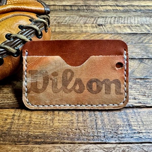 Cartera minimalista de cuero con forma de guante de béisbol y logotipo de Wilson - Regalos para él - Estuche para tarjetas - MLB - Wilson - Tarjetero - Cuero Horween