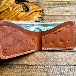 Cartera plegable de cuero con forma de guante de béisbol de George Brett - Cartera minimalista recuperada con forma de guante de béisbol - Kansas City Royals - Regalos para él