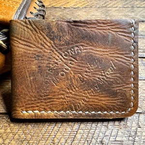 Cartera plegable de cuero con forma de guante de béisbol de Johnny Pesky - Cartera minimalista recuperada con forma de guante de béisbol - Boston Red Sox - Regalo para él