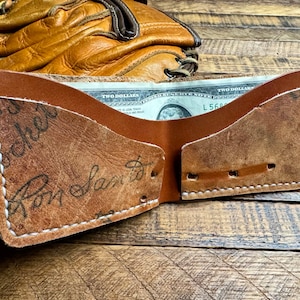 Billetera plegable de cuero con forma de guante de béisbol de Ron Santo - Billetera minimalista recuperada con forma de guante de béisbol - Chicago Cubs Cubbies - Regalos para él