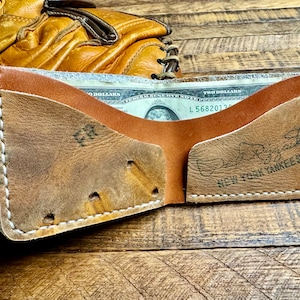 Billetera plegable de cuero con forma de guante de béisbol de Phil Rizzuto - Billetera minimalista recuperada con forma de guante de béisbol - Yankees - Regalos para él