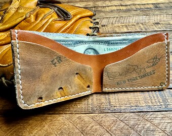 Phil Rizzuto-portemonnee voor honkbalhandschoenen: tweevoudig gevouwen Yankees, gerecycled leer