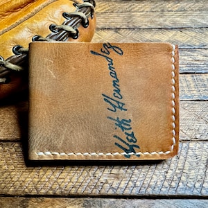 Billetera plegable de cuero con forma de guante de béisbol de Keith Hernandez - Billetera minimalista recuperada con forma de guante de béisbol - New York Mets - Regalos para él