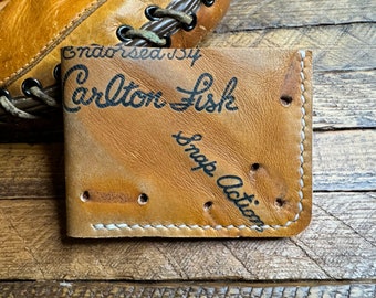 Cartera Carlton Fisk para guantes de béisbol: plegable de cuero reciclado - Medias Rojas, Medias Blancas