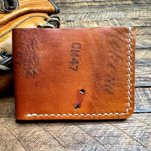 Cartera plegable de cuero con forma de guante de béisbol de Nokona: cartera minimalista recuperada con forma de guante de béisbol, guante de receptor, regalos para él
