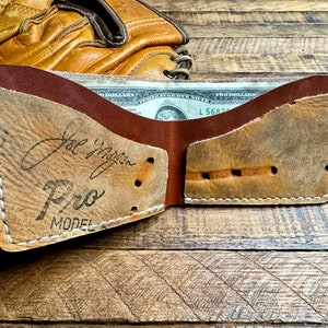 Cartera plegable de cuero con forma de guante de béisbol de Joe Morgan - Cartera minimalista recuperada con forma de guante de béisbol - Regalos para él de los Cincinnati Reds y los Houston Astros