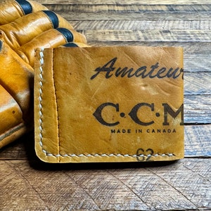 Cartera plegable de cuero con forma de guante de hockey de CCM - Cartera minimalista recuperada con forma de guante de hockey - CCM Hockey - Hockey de Canadá - Regalos para él