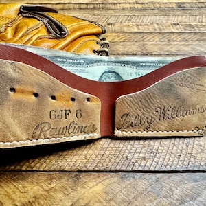 Cartera plegable de cuero con forma de guante de béisbol de Billy Williams - Cartera minimalista recuperada con forma de guante de béisbol - Chicago Cubs - Regalos para él