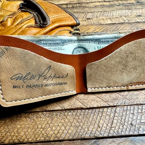 Billetera plegable de cuero con forma de guante de béisbol de Milt Pappas - Billetera minimalista recuperada con forma de guante de béisbol - Chicago Cubs Baltimore Orioles