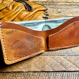 Cartera plegable de cuero con forma de guante de béisbol de George Brett - Cartera minimalista recuperada con forma de guante de béisbol - Kansas City Royals - Regalos para él