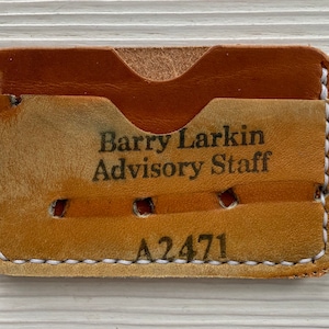 Billetera minimalista de cuero con forma de guante de Barry Larkin - Cincinnati Reds - Cuero Horween - Regalo único para él